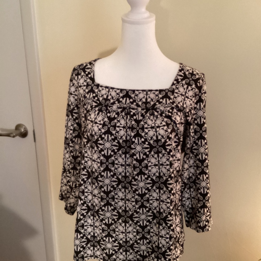 Ann Taylor XL black and white patterned top